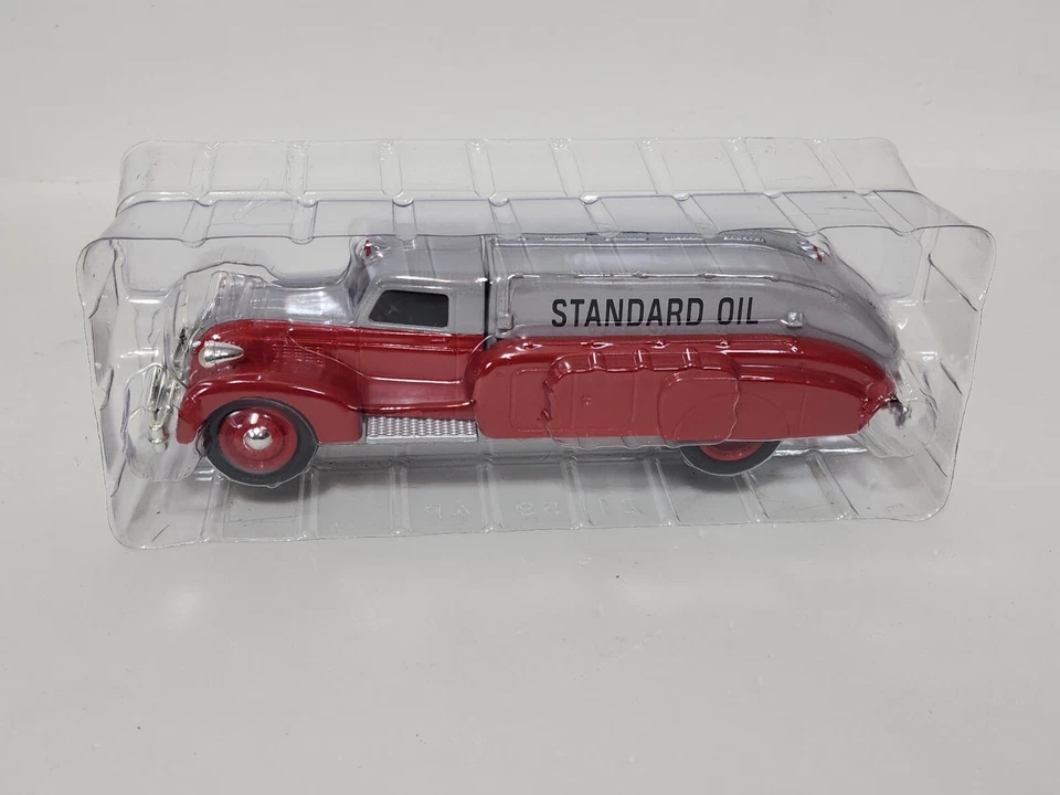 Camión cisterna Dodge Airflow Chevron años 30 Ertl 1ª edición 1/25 Foto 3 de 4