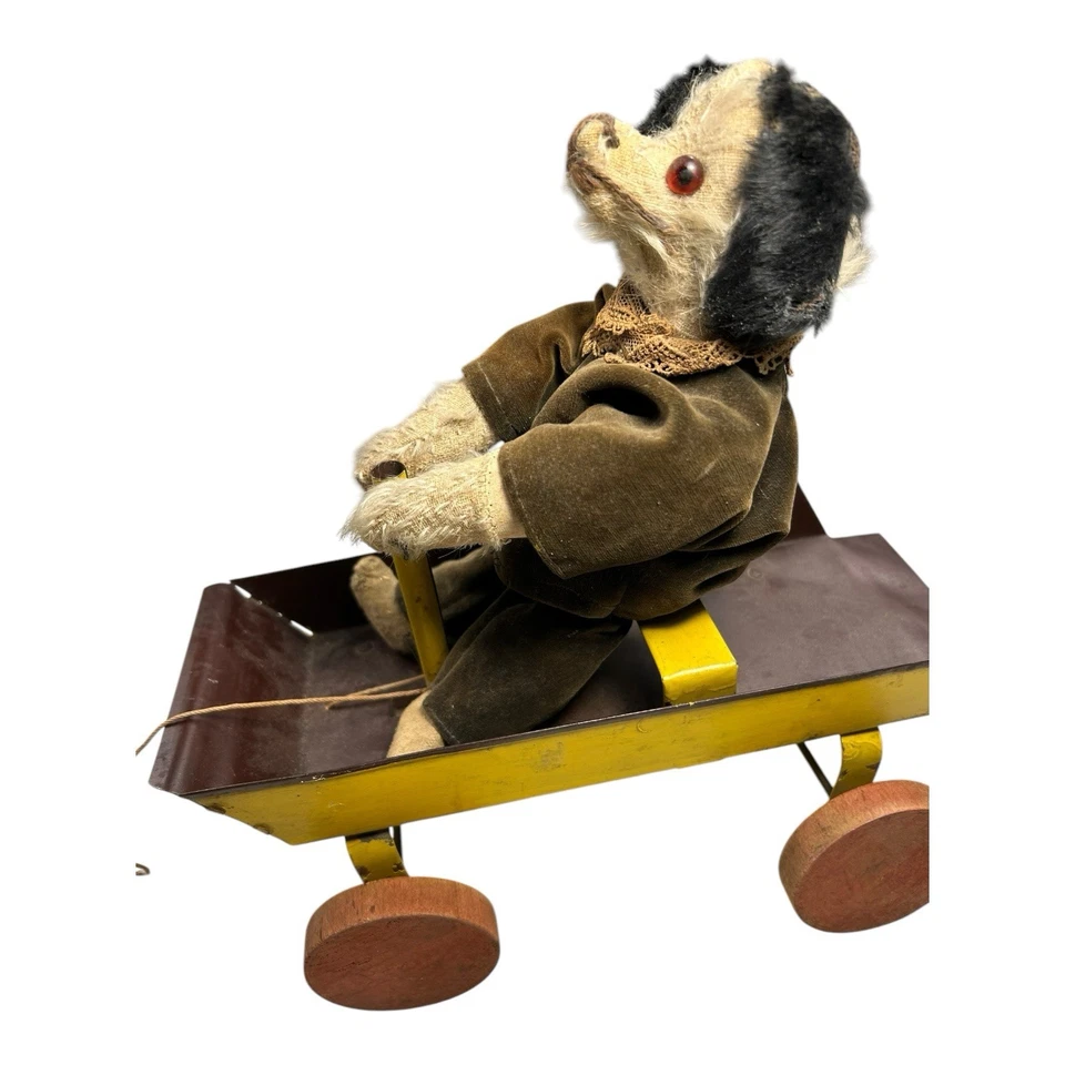 Antiguo arte popular cachorro de peluche perro en carro juguete para tirar Foto 2 de 4