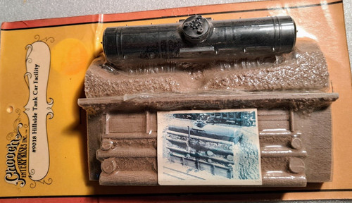 HO - Chooch - #9018 Hillside Tank Car Facility - Nuevo en paquete | Zustand: New