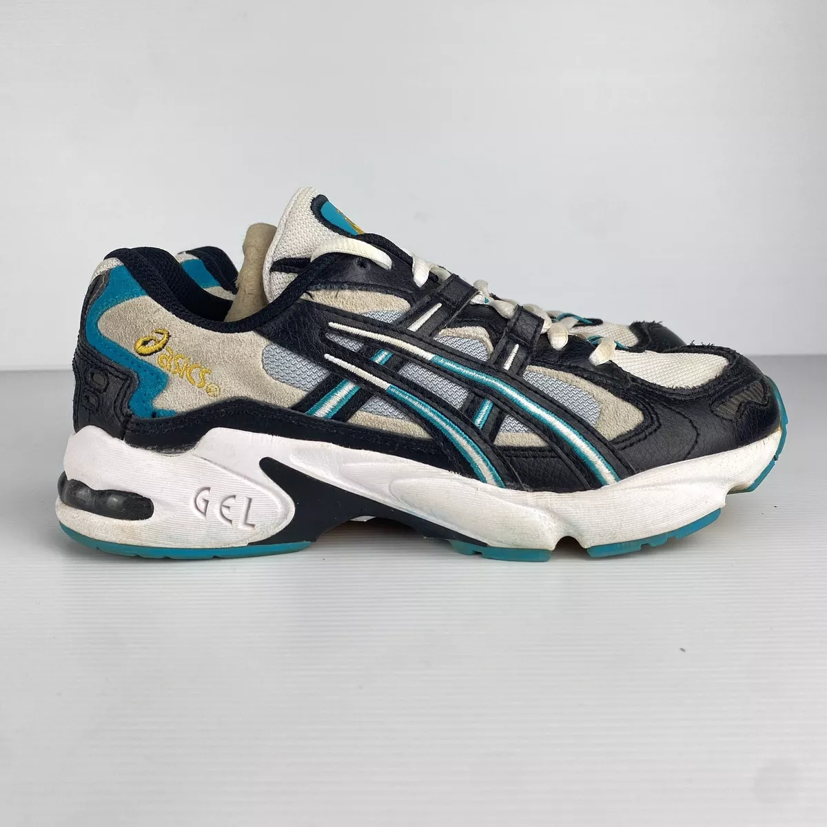 White shop runners men