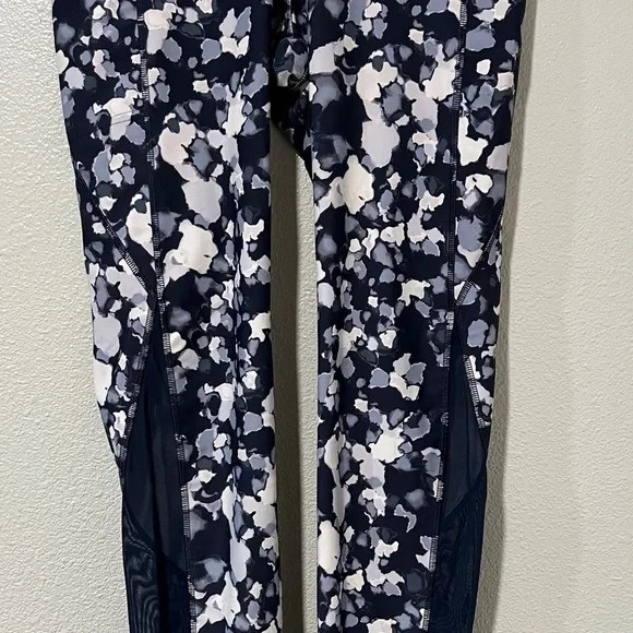 Old Navy Active Patterned Elevate Leggings With P… - image 4