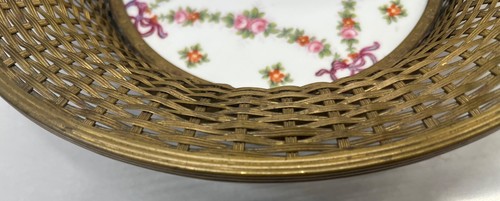 Antico cesto francese in bronzo o ottone intrecciato con inserto stile Limoges Sevres - Foto 7 di 7
