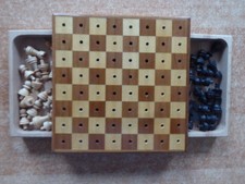 Steckschachspiel aus Holz (11,5 x 11,5 cm) mit Schubladen für Figurenablage