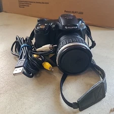 Fujifilm FinePix S Series S5200 5.1MP Digital Camera With Carry Case SD Card 