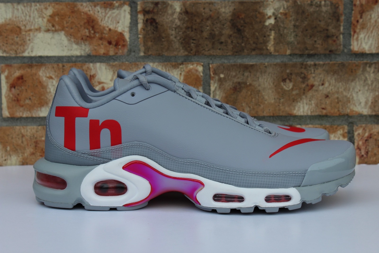 nike tn grey and red