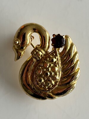 ANSTECKNADEL BROSCHE - GOLDFARBENER SCHWAN MIT DUNKELROTEM STEIN