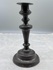 Alter Kerzenleuchter aus Zinn, Oberfläche berieben, angelaufen und dellig