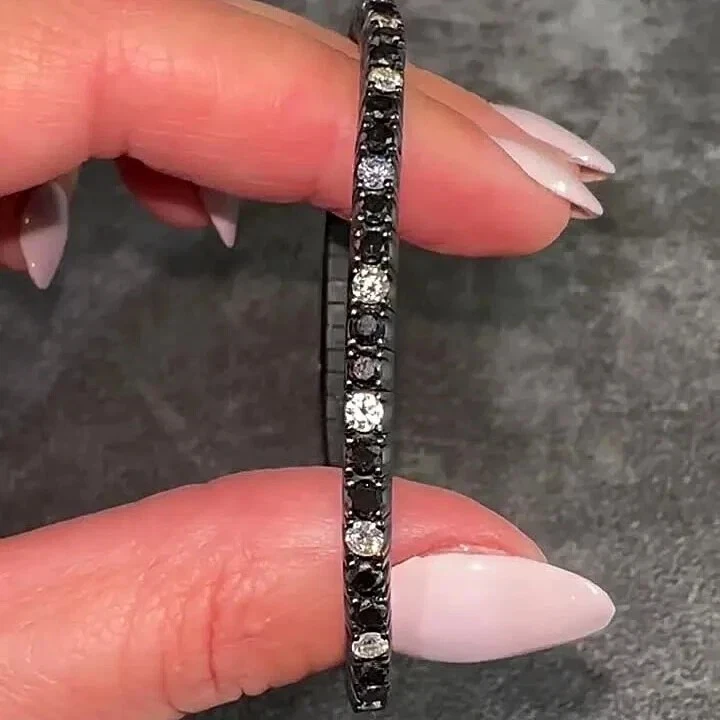 Brazalete de tenis de diamantes blancos negros creados en laboratorio redondo de 6 quilates de oro negro de 14 quilates Foto 2 de 2