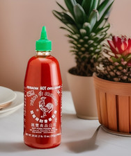 Huy Fong Sriracha HOT Chili Sauce 28 oz Big Squeeze 10/2025 Best Buy Date