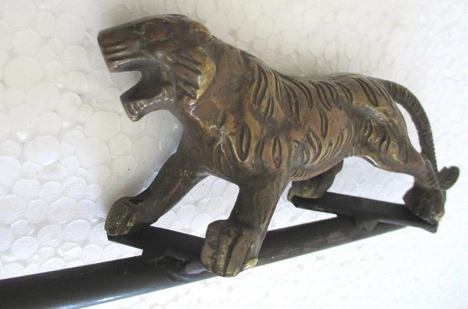 Valetas de bronce Tiger. Detallado Foto 2 de 4