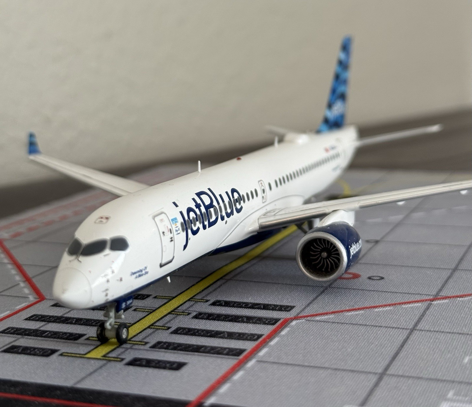 1:200 Gemini Jets JetBlue Airways Airbus A220-300 G2JBU1213 N3044J Diecast Model