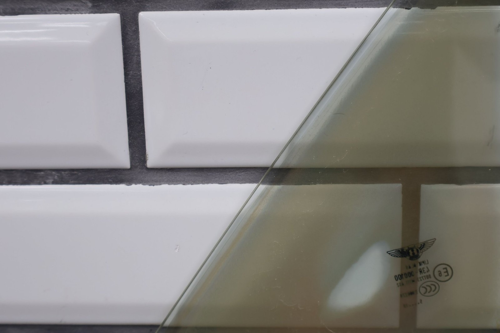 06-12 Bentley Flying Spur Front Right Vent Window Glass (Self Tint) Delaminated