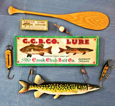 CREEK KCHUB ~ Zielony znak pudełka na przynętę z pikierelem 16 1/4"