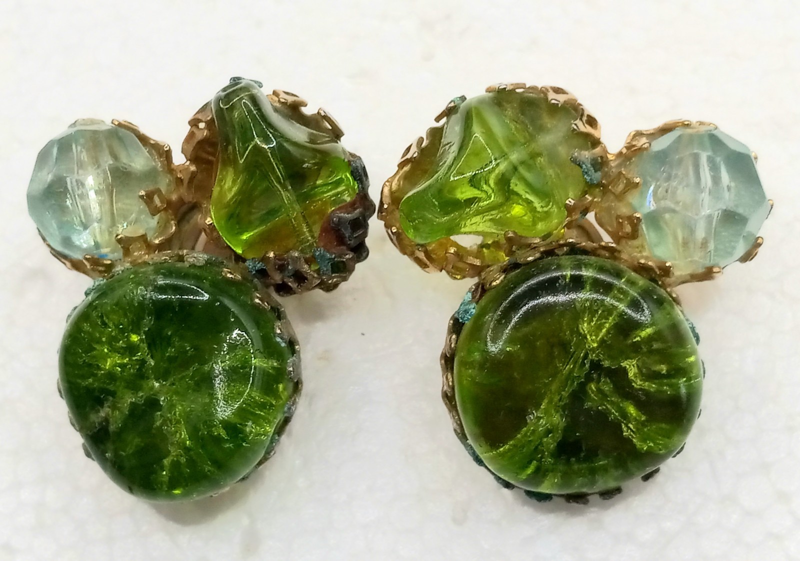 VTG MCM Green Poured Glass Gripoix Rhinestone Gold Tone Clip-on Earrings, UV