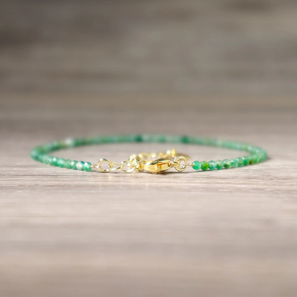 Pulsera delicada de piedras preciosas de cristal esmeralda curación minimalista cuentas facetadas de 2,5 mm Foto 4 de 4