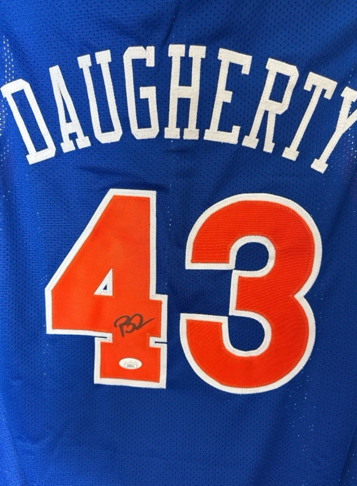 CAMISETA DE LOS CLEVELAND CAVALIERS FIRMADA AUTOGRAFIADA POR BRAD DAUGHERTY CERTIFICADO DE AUTENTICIDAD JSA Foto 2 de 3