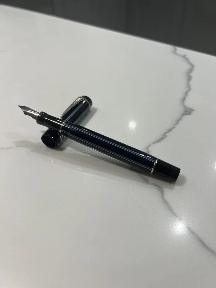 Parker Duofold International Blue Pinstriped  fountain pen , 18k Gold Italic Nib - Image 3 of 4