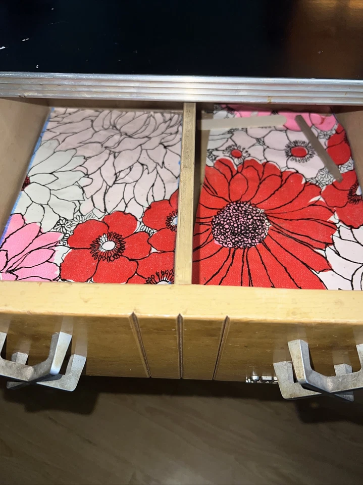 Mesa de manicura esterilizadora vintage de los años 40 Beauty Shop - tapa de baquelita Foto 3 de 4