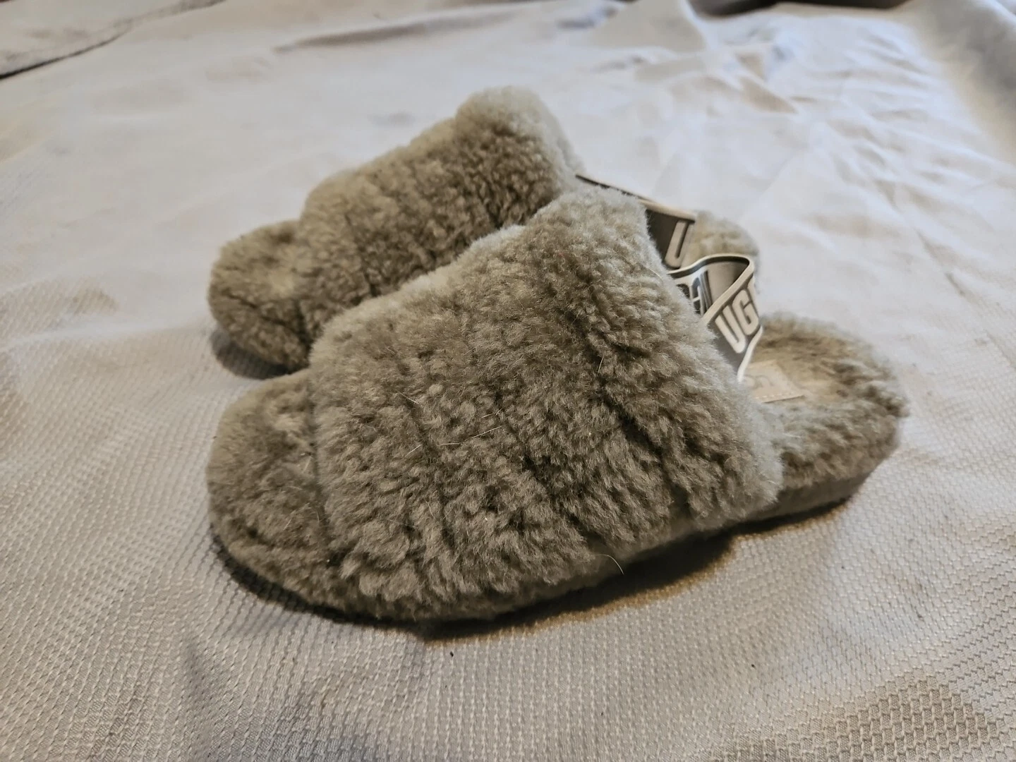 Scarpe UGG da donna USA taglia 7 fluff sì verdi con cinturino a zeppa cinturino