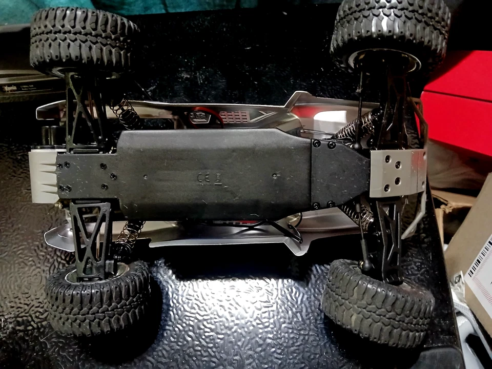 LOSI RADIO CONTROLED CAR COMES WITH CAR  AND REMOTE 2.4GHz, AVANTI ?? - Image 2 of 4