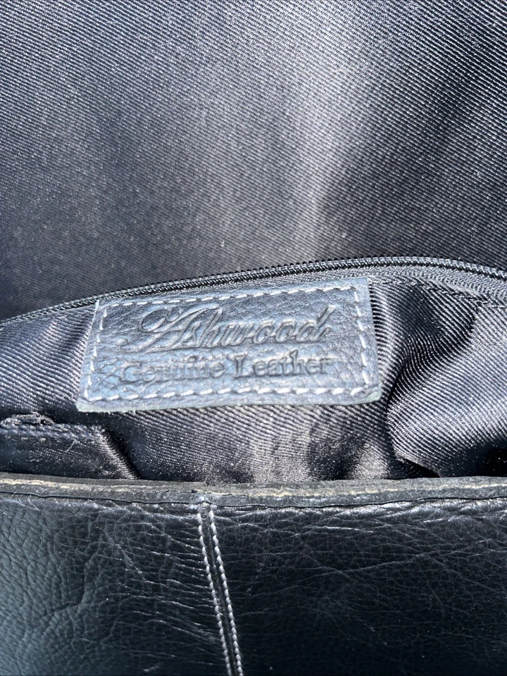 Ashwood Designer Black Genuine Leather Messenger Bag with Adjustable Strap - Image 3 of 4