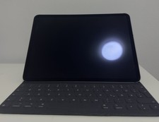 Apple iPad Pro 11 Wi-Fi 256GB mit Apple Smart Keyboard
