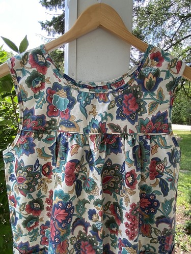 Vintage M Hauskleid Pullover Staubtuch ärmellos 80er 90er Blumen Staubfarbe Taschen - Bild 2 von 7