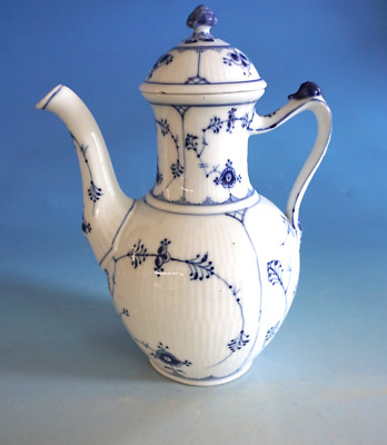 Royal Copenhagen Denmark Musselmalet Kaffeekanne Kanne Strohblume (F025-900)