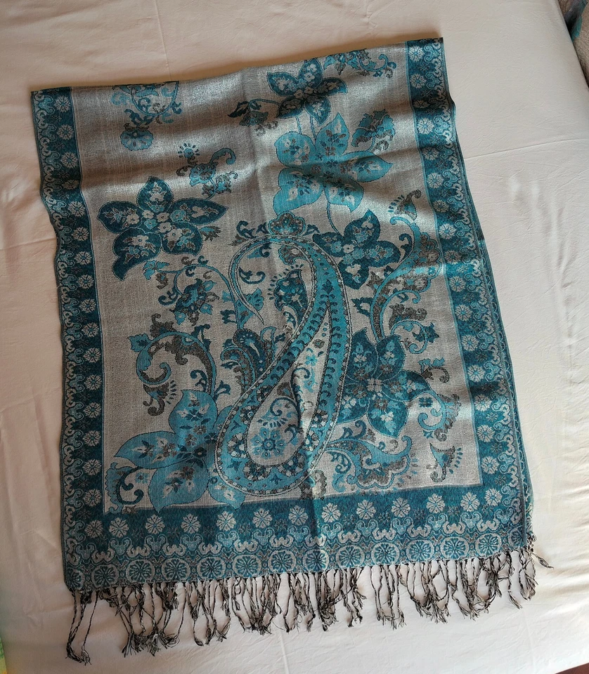 Stola indiana multicolore fantasia floreale colore blu con frange in viscosa - Immagine 2 di 3