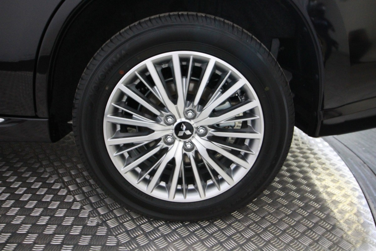 Mitsubishi Outlander 2,4 PHEV Inform+ CVT 4WD