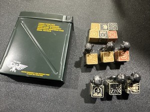 GW Warhammer 40K dice Munitorum Battlefield Objectives w/Laspack Tin NM