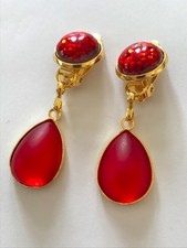 Ohrclips / roter Tropfen 13x18 mm / Harzcabochon mit Glitzer / 3,0 cm