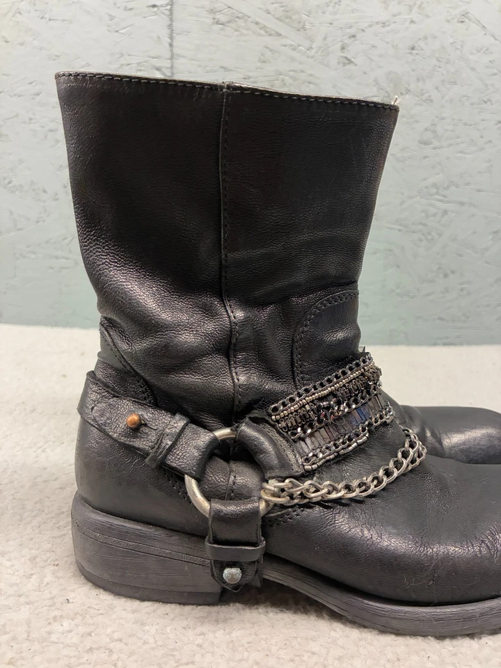 Botas de moto de cuero Vera Wang para mujer 7,5 m negras acento de eslabones de cadena cremallera media pantorrilla Foto 2 de 4