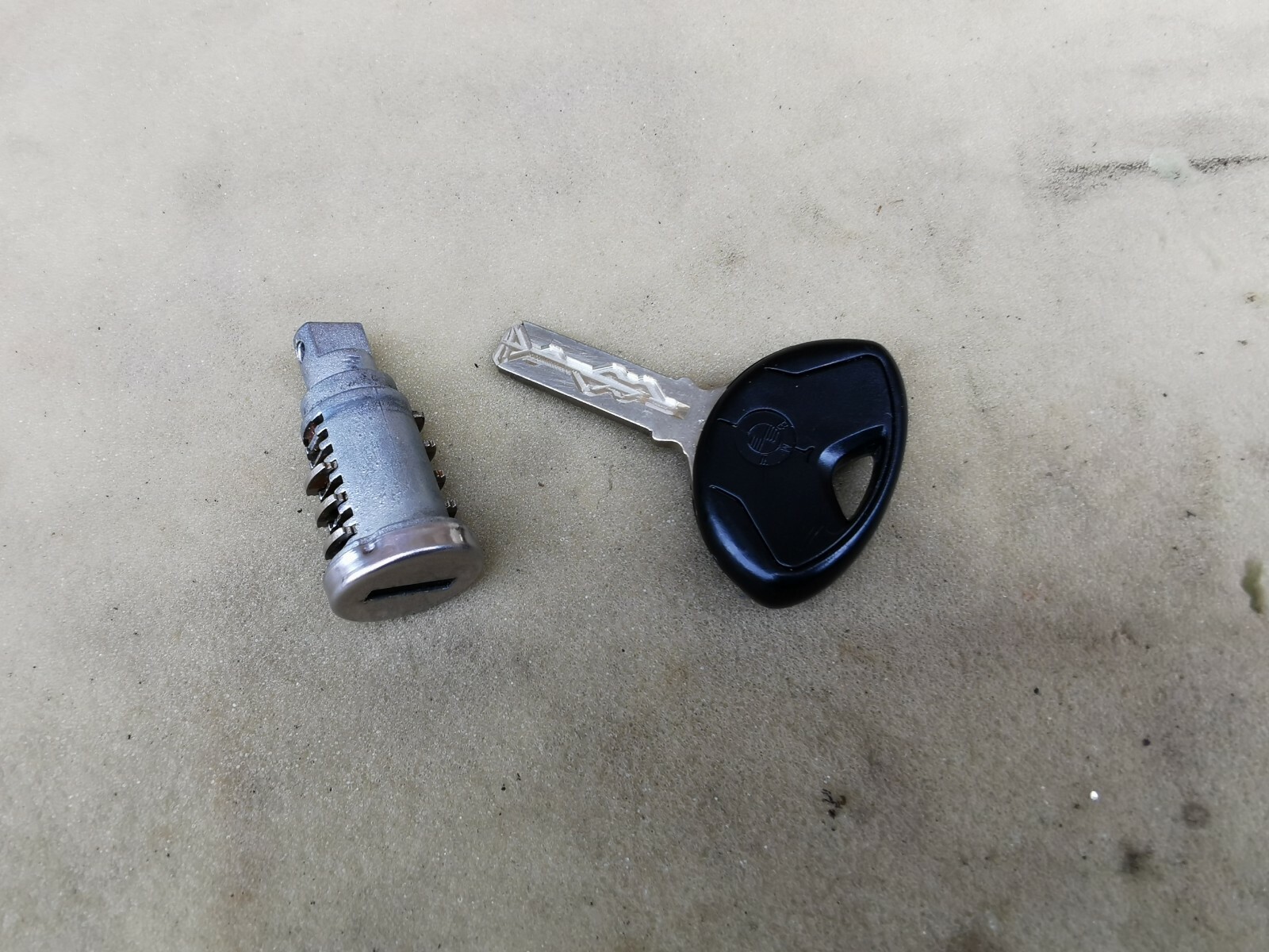 BMW F800 GT Fuel Tank cup lid cover with key 7690758 | eBay