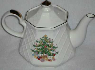 MIB All The Trimmings Lattice Christmas Tree Teapot Gold Trim Macy's 1986 Japan