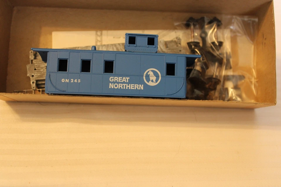 HO Scale Roundhouse, Cupola Caboose, Great Northern, Blue, #245 - C24-2:50 BNOS - Image 2 of 3