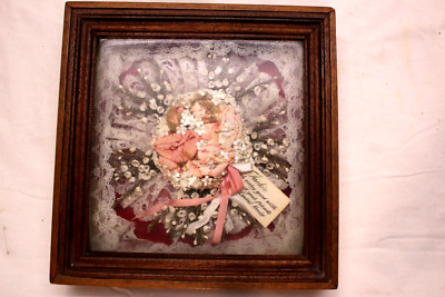 glasiertes Gehäuse mit schöner floraler Design Präsentation zu ''Jackie''
