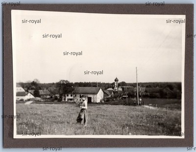 Baierbrunn 1955 - Frau auf Wiese vor dem Ort - 1950er - Foto 9x7cm