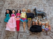 barbies/unknown dolls (five without clothes)