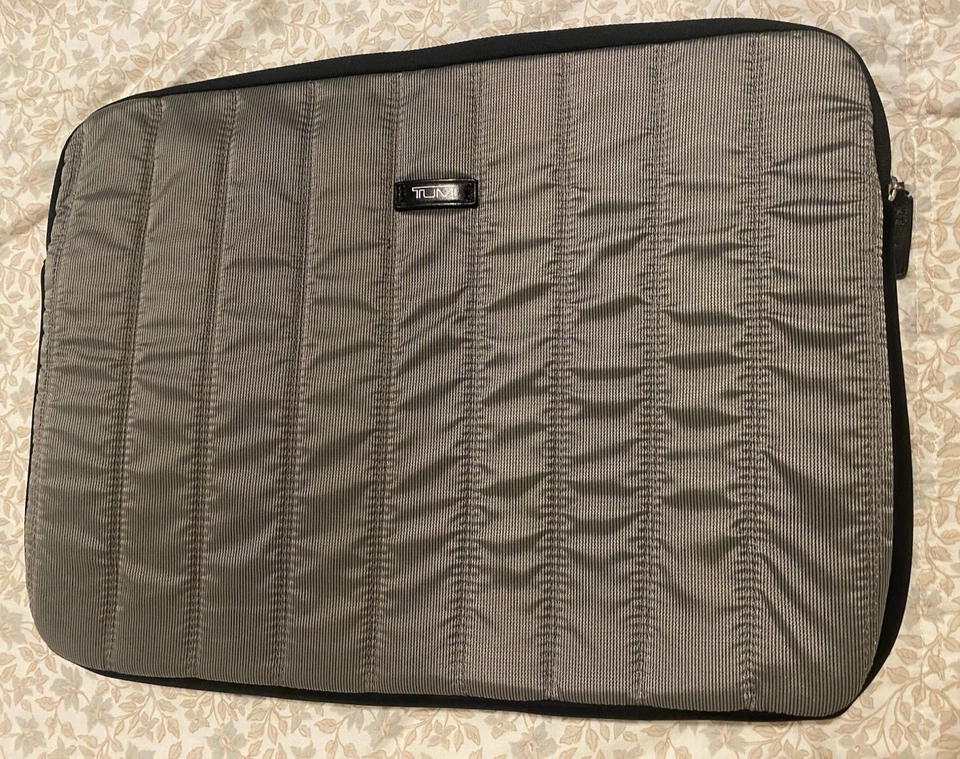 "Funda para tablet portátil Tumi gris plateado suave con cremallera se adapta a computadora portátil de hasta 15""" Foto 4 de 4