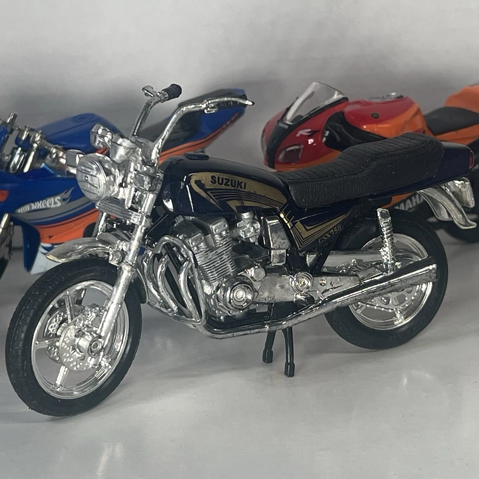 LOT Of 5 Model Motorcycles Honda Yamaha Suzuki Hot Wheels Maisto Chrome Bikes - Image 3 of 4