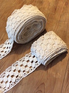 Antike Spitzenborte / gehäkelte bestickte Kante / Vintage Stoff