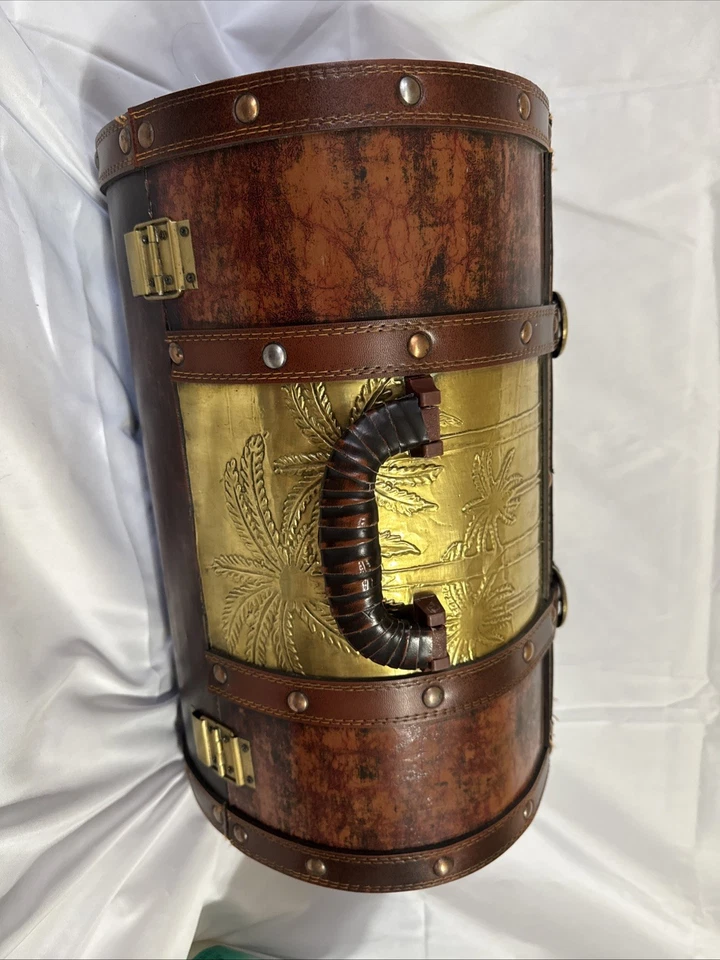 Cofre del tesoro vintage con adornos de latón y cierre de correa de cuero. Foto 3 de 4