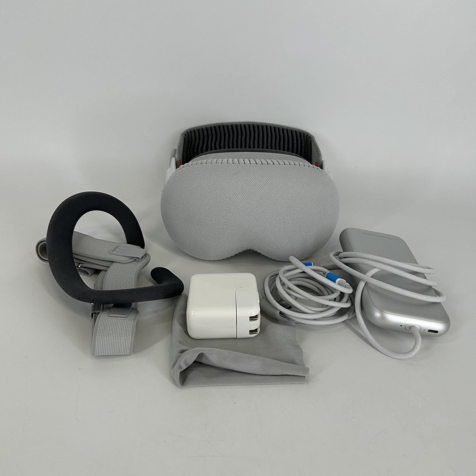 Apple Vision Pro VR Headset 256GB w/ Light Seal-21W/Solo Knit Band-M - Excellent