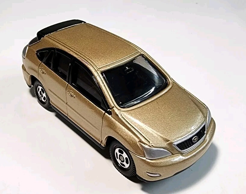 2004 Tomica Tomy #62 Gold Toyota Harrier SUV 1/63 Diecast/Plastic