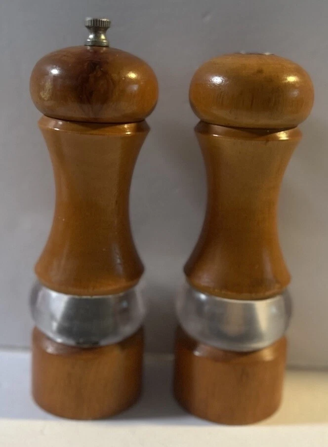 Conjunto de moinho e saleiro de madeira Olde Thompson 7” de altura - Imagem 2 de 4