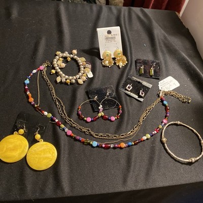 Lot of 8 Fashionable Jewelry Items Ready for Resale Fashion Jewelry