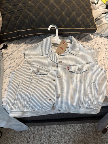 New With Tag Levi’s Shrunken 90s West Size Medium Women’s