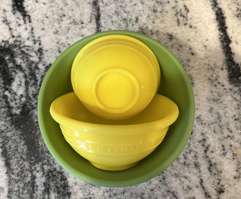 Juego de tres cuencos de silicona para tazas medidoras LE CREUSET-8 OZ.-4 OZ.-2 OZ. Foto 2 de 4