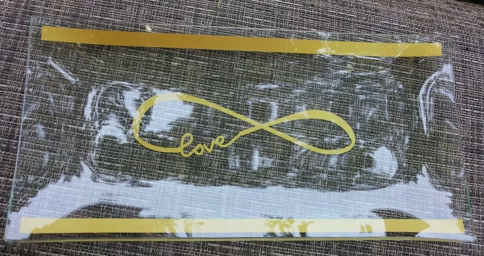 Bandeja decorativa de vidrio dorado Love Theme Foto 2 de 4